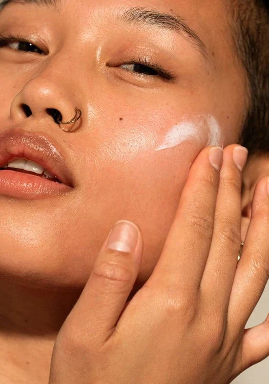 Skin Defence Multi- Protection Light Essence Spf 50 Pa +++